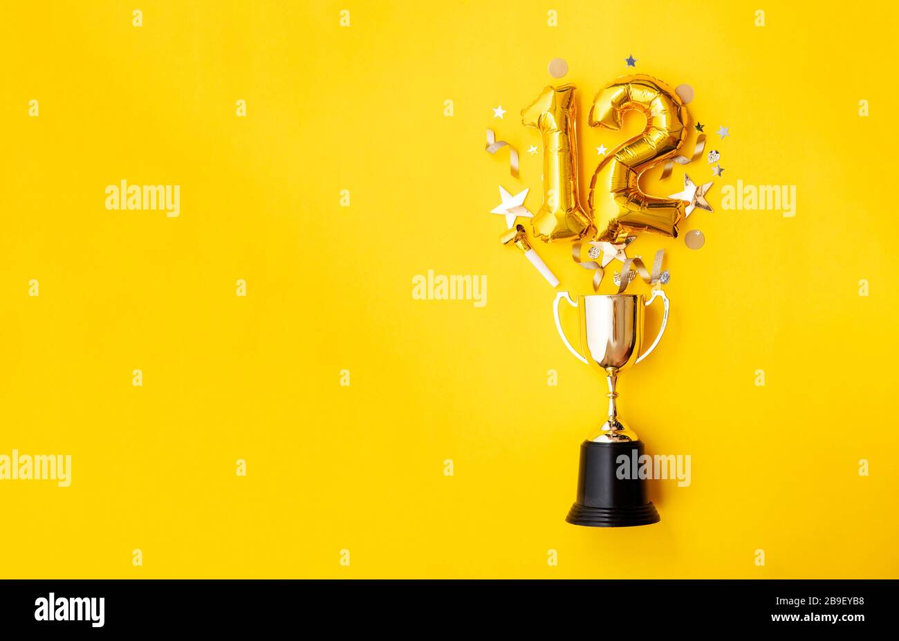 Palloncino numero 12 per la celebrazione dell'anniversario d'oro che esplode da un trofeo vincente Foto Stock