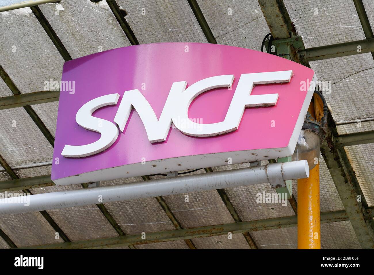 Bordeaux , Aquitaine / Francia - 09 23 2019 : logo SNCF su un muro Società nazionale della società ferroviaria francese in Francia Foto Stock