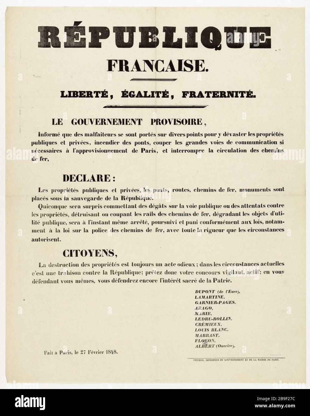 REPUBBLICA FRANCESE. LIBERTÀ, UGUAGLIANZA, FRATERNITÀ. IL GOVERNO PROVVISORIO, ha informato che i criminali sono stati concentrati su vari punti per devastarli Révolution de 1848. Jacques-Charles Dupont de l'Eure, Alphonse Lamartine, Louis-Antoine Garnier-Pagès, François Arago, Pierre-Marie de Saint-Georges, Alexandre-Auguste Ledru-Rollin, Adolphe Crémieux, Louis Blanc, Armand Marrast, Ferdinand Flocon, Alexandre-Martin Albert dit l'ouvrier Albert. 1848 sur la sauvegarde par le gouvernement des propriétés publiques et privées. Typographie, 1848. Imprimeur Vincho Foto Stock
