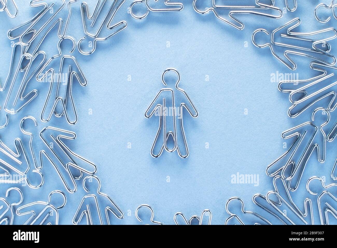 Concetto per il distanziamento sociale e auto isolamento in Coronavirus Covid 19 crisi pandemica Foto Stock