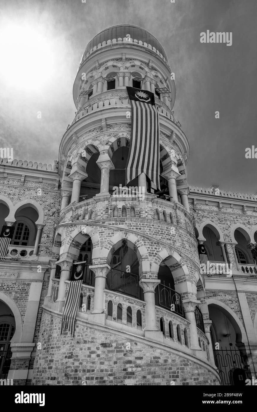 Kuala Lumpur, bandiera malese (Jalur Gemilang) presso la torre dell'orologio del Sultano Abdul Samad Building da Dataran Merdeka (Piazza dell'Indipendenza) Foto Stock