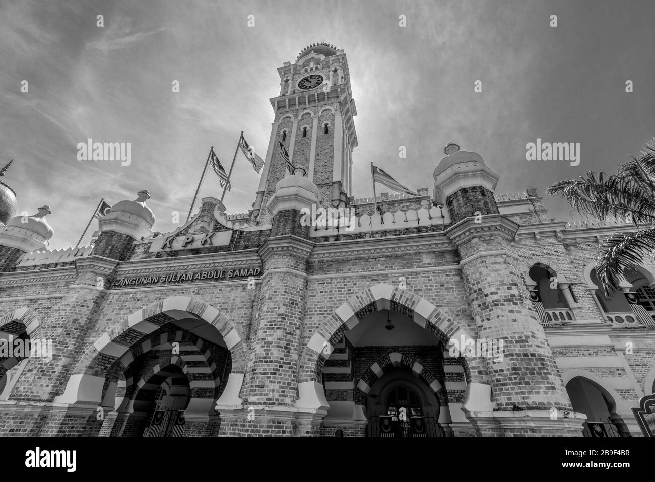 Kuala Lumpur, bandiera malese (Jalur Gemilang) presso la torre dell'orologio del Sultano Abdul Samad Building da Dataran Merdeka (Piazza dell'Indipendenza) Foto Stock