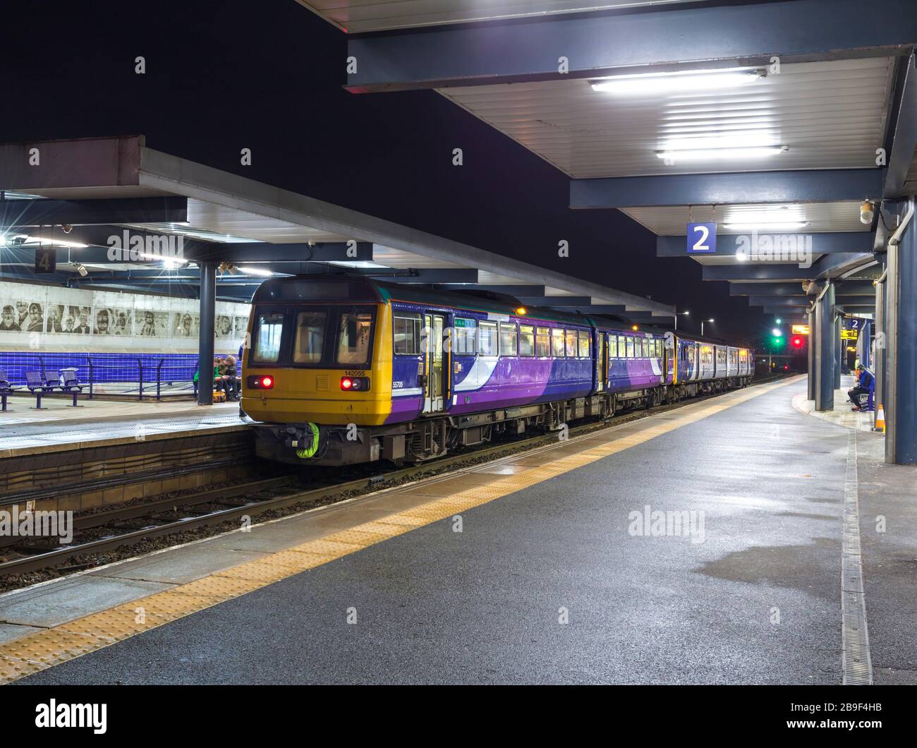 Treno Northern Rail di classe 142, treno di pacer 142055 alla stazione ferroviaria di Blackburn sul retro di un treno Clitheroe a Rochdale Foto Stock