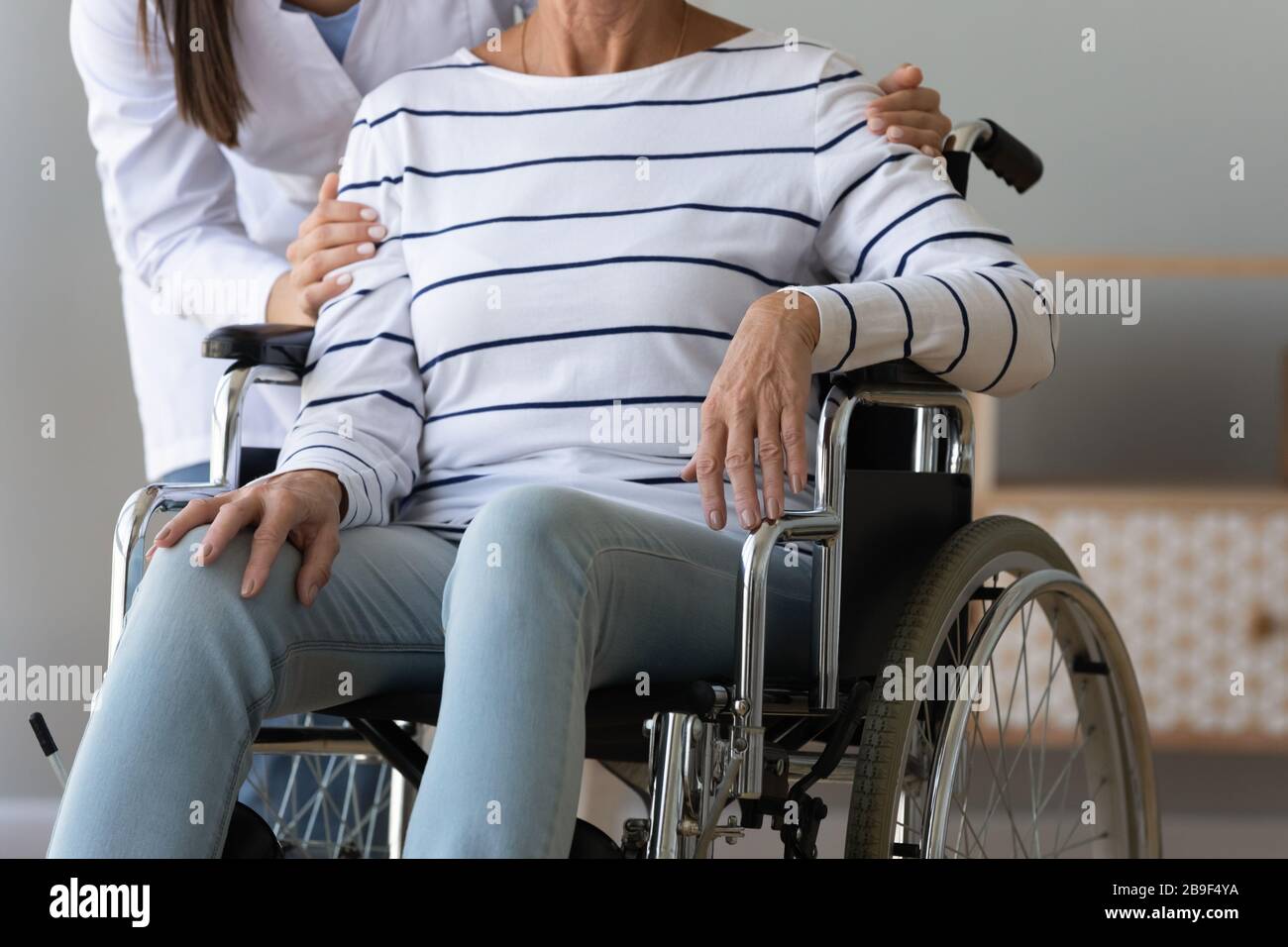 Perdere l'infermiere che aiuta il paziente anziano disabili Foto Stock