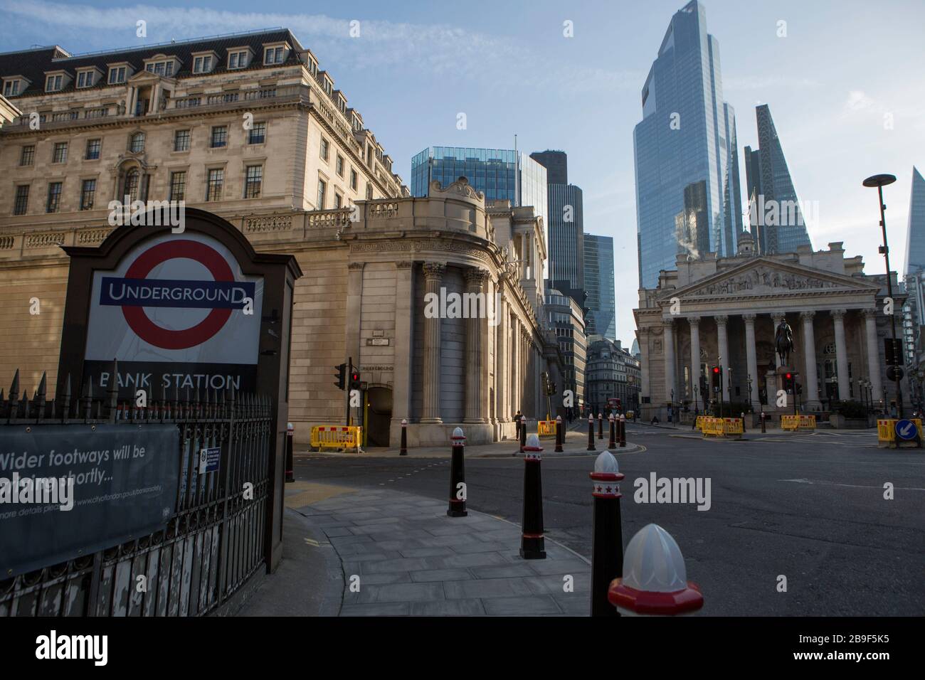 Londra, Regno Unito. 24 Marzo 2020. Nel tentativo di rallentare la diffusione di Coronavirus, il primo ministro Boris Johnson ordina al Regno Unito di "tornare a casa" lasciando strade e strade solitamente trafficate a Londra vuote. Credit: Marcin Nowak/Alamy Live News Foto Stock