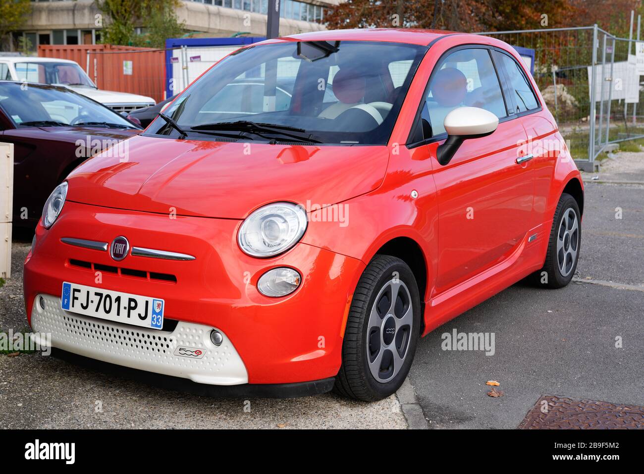 Bordeaux , Aquitaine / Francia - 11 19 2019 : auto elettrica 500 Fiat 500e in strada Foto Stock