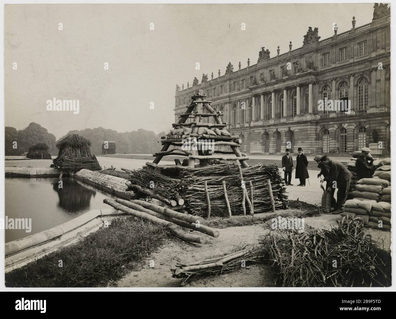 La protezione dei monumenti di Parigi durante la guerra, Versailles la Protection des Monuments de Paris pendant la guerre, château de Versailles (Yvelines), 1914-1918. Fotografie de Godefroy Ménanteau. Parigi, musée Carnavalet. Foto Stock
