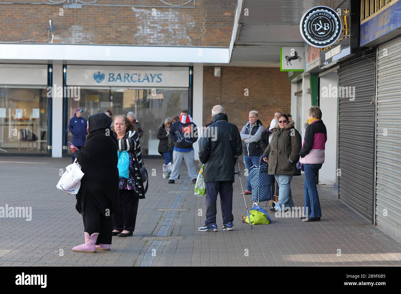 Corringham Essex, Regno Unito. 24 Marzo 2020. Il primo giorno dopo il blocco a causa della crisi di Coronavirus è stato annunciato dal primo ministro Boris Johnson, gli acquirenti si dirigono verso l'esterno per rifornimenti essenziali. Gli acquirenti stavano rispettando le regole del governo per mantenere una distanza di sicurezza. Credit: MARTIN DALTON/Alamy Live News Foto Stock