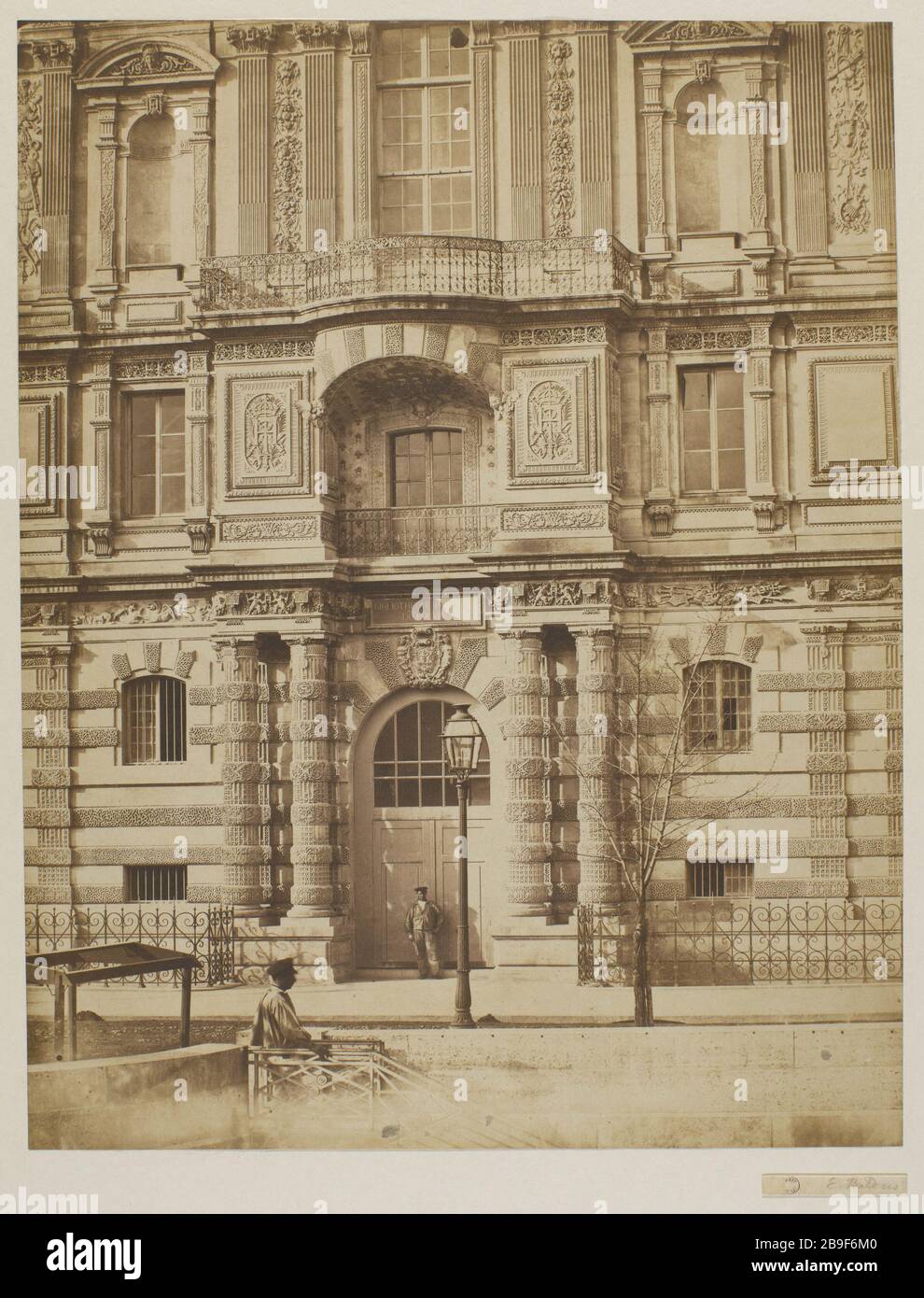 INGRESSO AL LOUVRE DELLA BIBLIOTECA IMPERIAL LOUVRE Louvre, entrée de la bibliothèque impériale du Louvre, 1855-1858. Parigi (Ier arr.). Photographie de Edouard Denis Baldus (1813-1889). Parigi, musée Carnavalet. Foto Stock