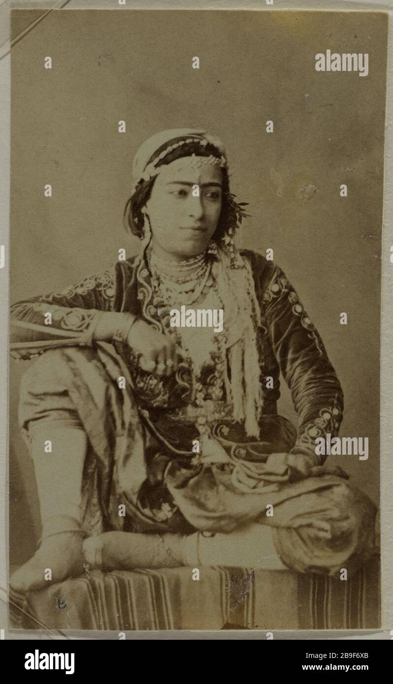 RITRATTO DI UNA SIGNORA IN COSTUME TRADIZIONALE Ritratto de femme en costume tradizionnel. 1860-1880. Anonima fotographie. Foto Stock