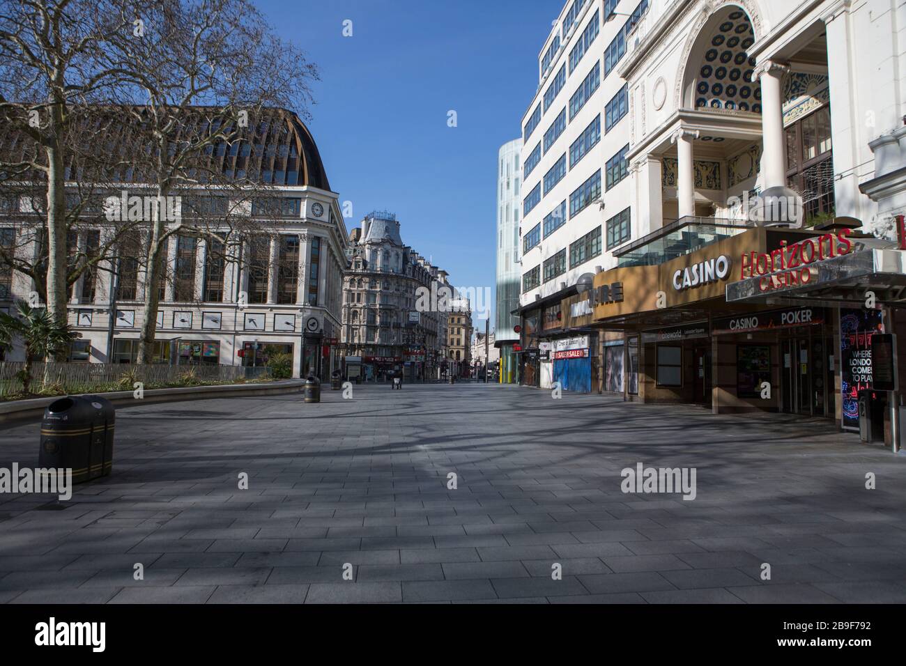 Londra, Regno Unito. 24 Marzo 2020. Nel tentativo di rallentare la diffusione di Coronavirus, il primo ministro Boris Johnson ordina al Regno Unito di "tornare a casa" lasciando strade e strade solitamente trafficate a Londra vuote. Credit: Marcin Nowak/Alamy Live News Foto Stock