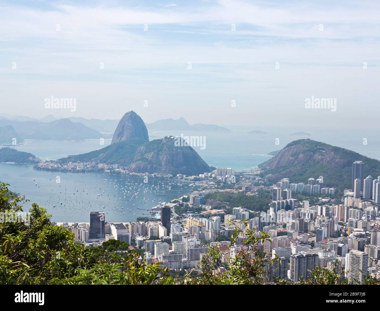 Vista a Rio de Janeiro con Guanabara e Sugarloaf Foto Stock