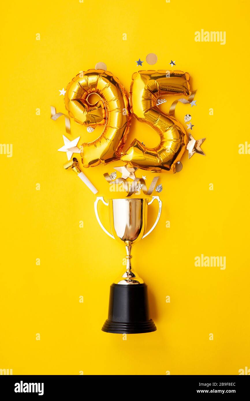 Palloncino numero 95 per la celebrazione dell'anniversario d'oro che esplode da un trofeo vincente Foto Stock