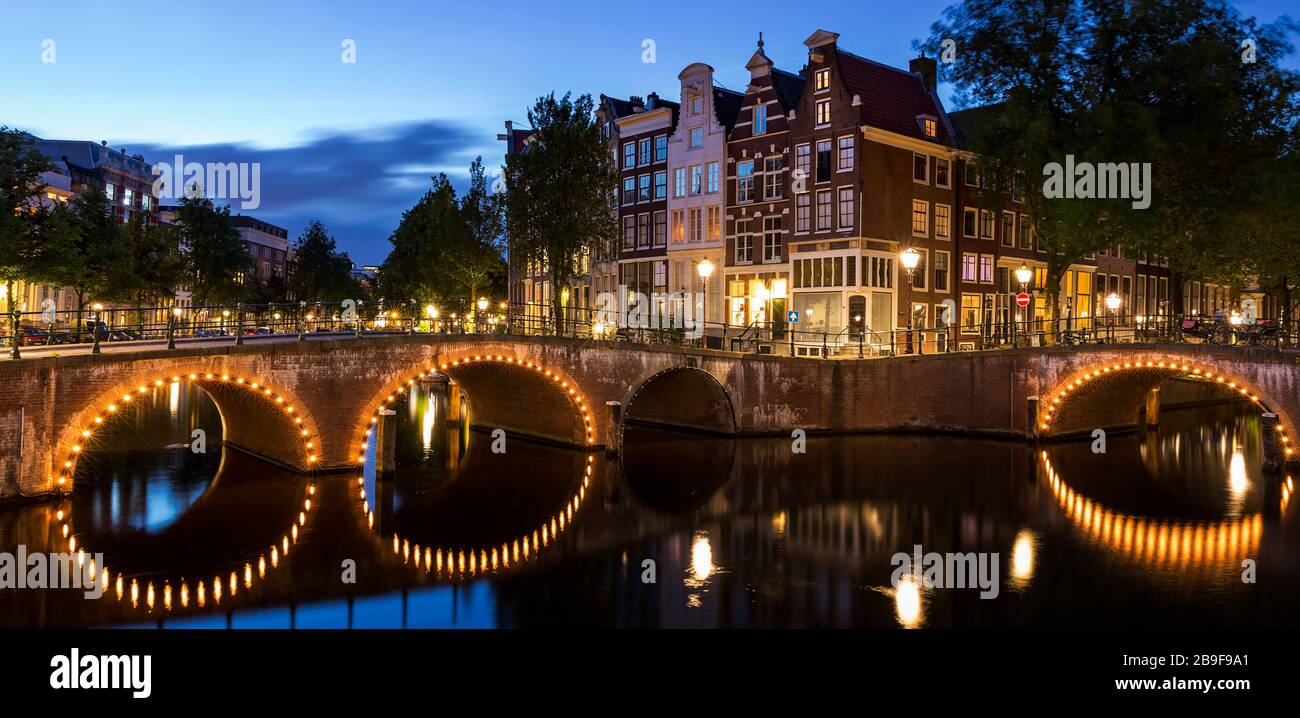 Famoso ponte ad Amsterdam di notte, Olanda Foto Stock