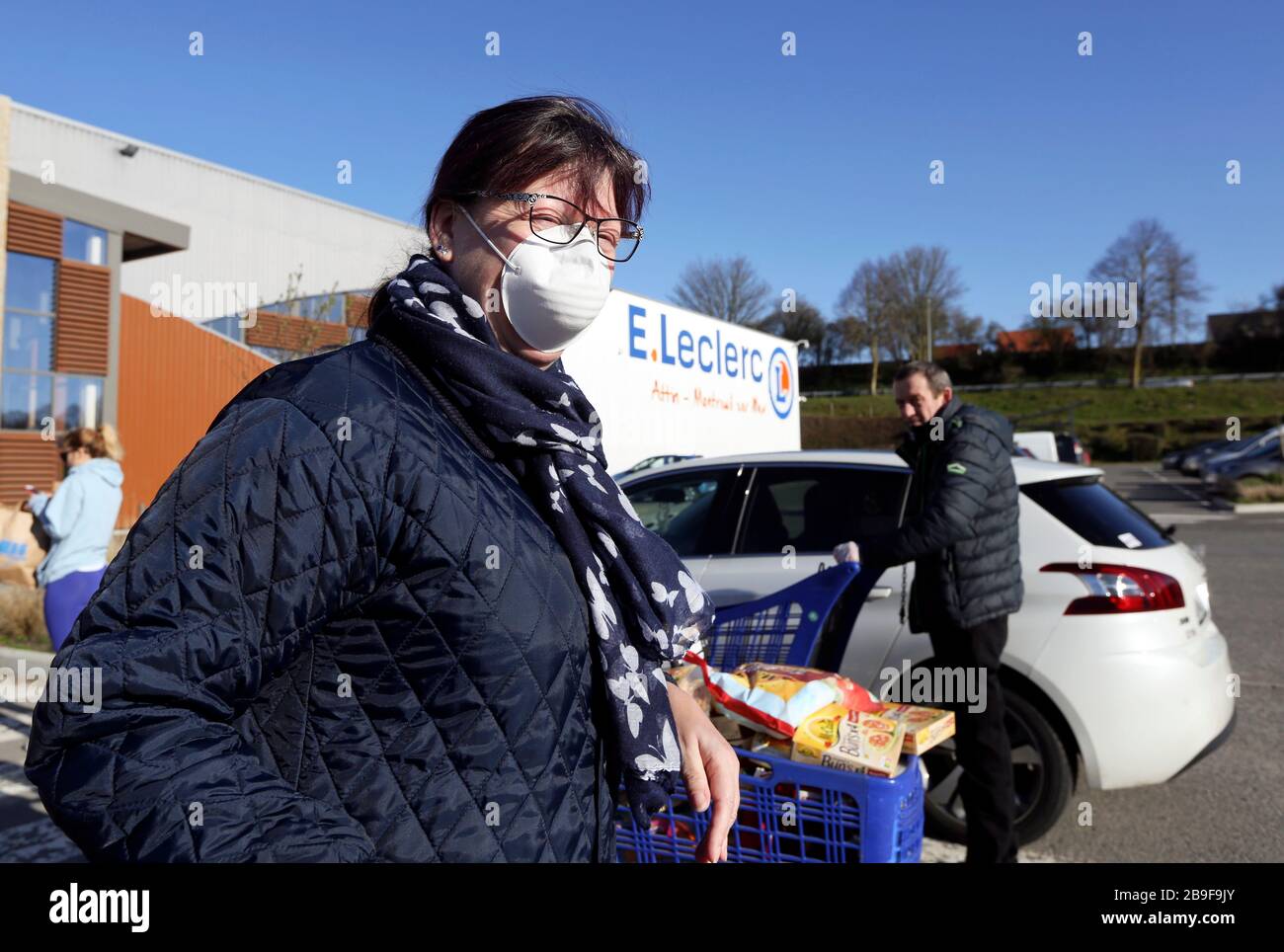 23 marzo 2020. Montreuil sur Mer, Pas de Calais, Francia. Coronavirus - COVID-19 nel Nord della Francia. Una donna che indossa una maschera facciale per proteggere la sua Foto Stock