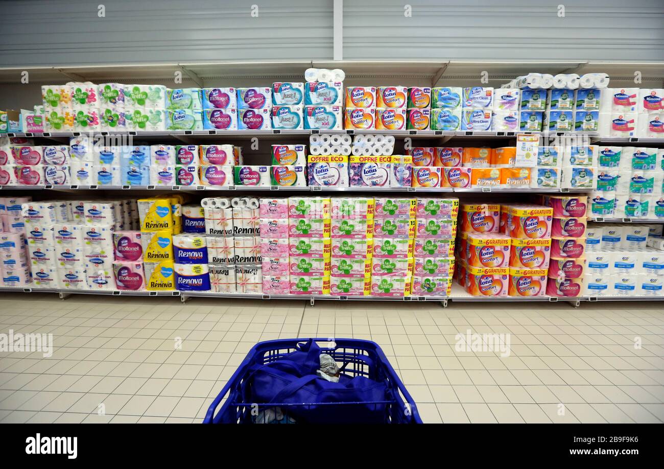 23 marzo 2020. Montreuil sur Mer, Pas de Calais, Francia. Coronavirus - COVID-19 nel Nord della Francia. Un'abbondante fornitura di rotoli di carta igienica riempiono gli scaffali Foto Stock