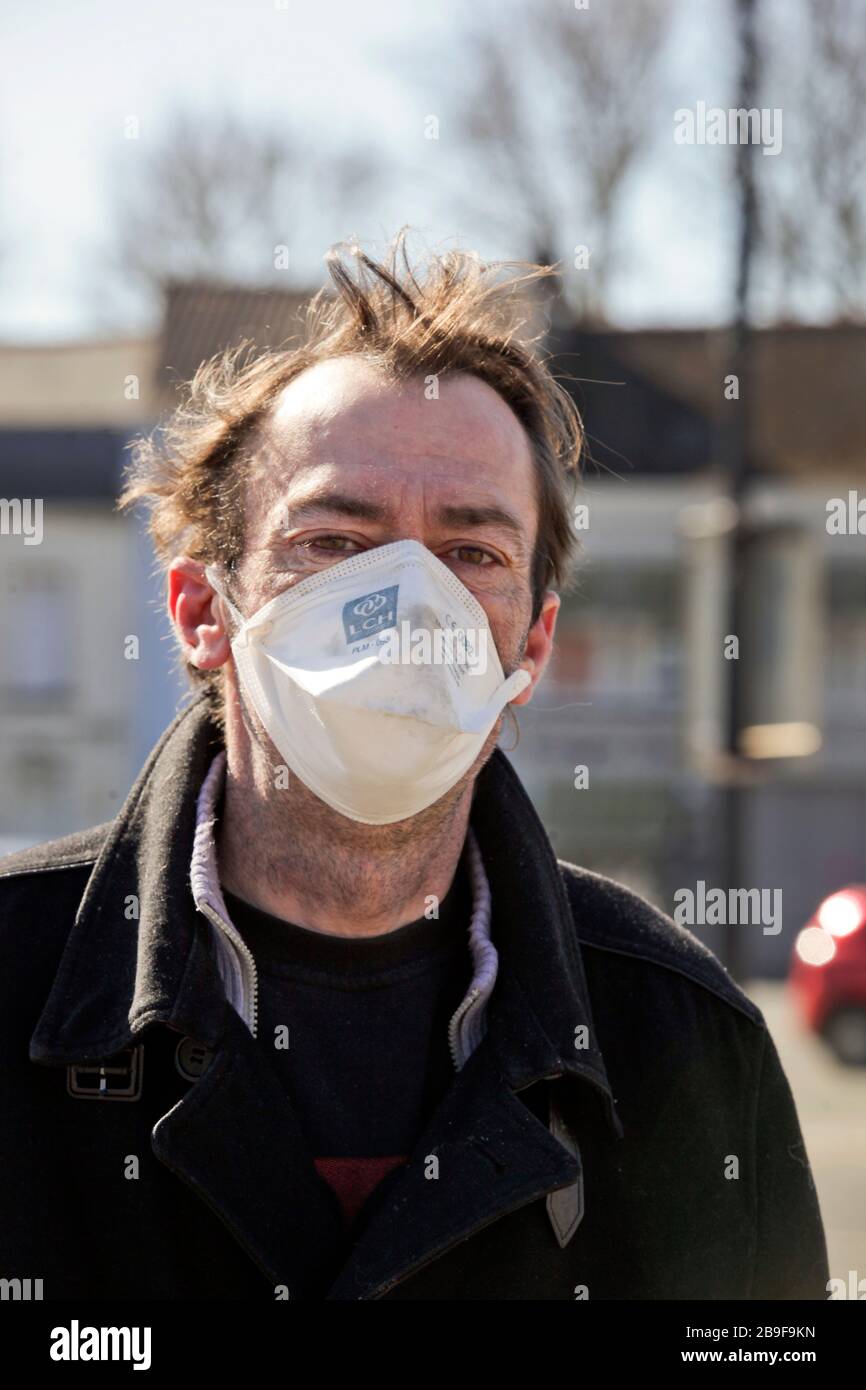 23 marzo 2020. Montreuil sur Mer, Pas de Calais, Francia. Coronavirus - COVID-19 nel Nord della Francia. Indossare una maschera facciale per proteggersi Foto Stock