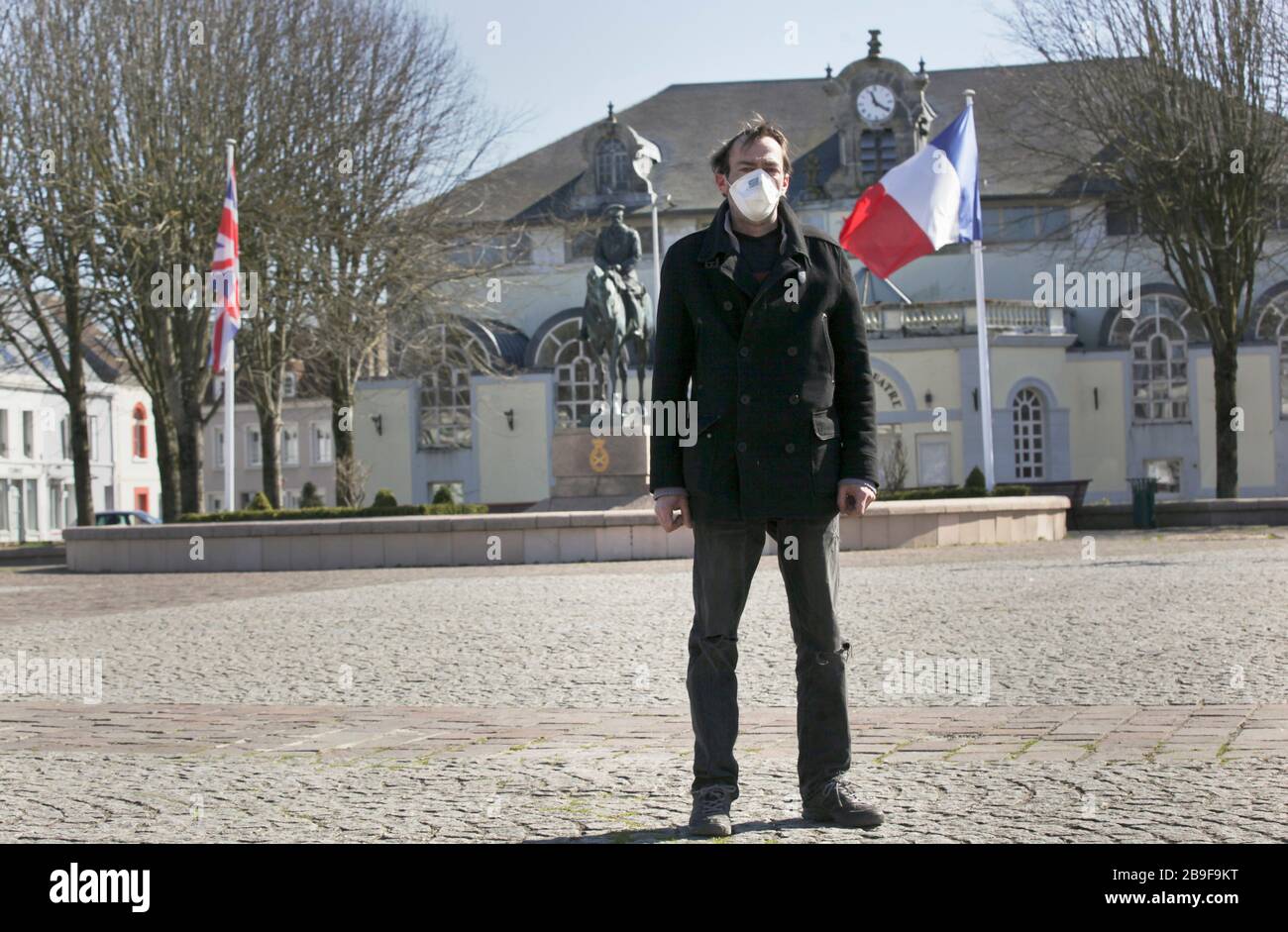 23 marzo 2020. Montreuil sur Mer, Pas de Calais, Francia. Coronavirus - COVID-19 nel Nord della Francia. Indossare una maschera facciale per proteggersi Foto Stock