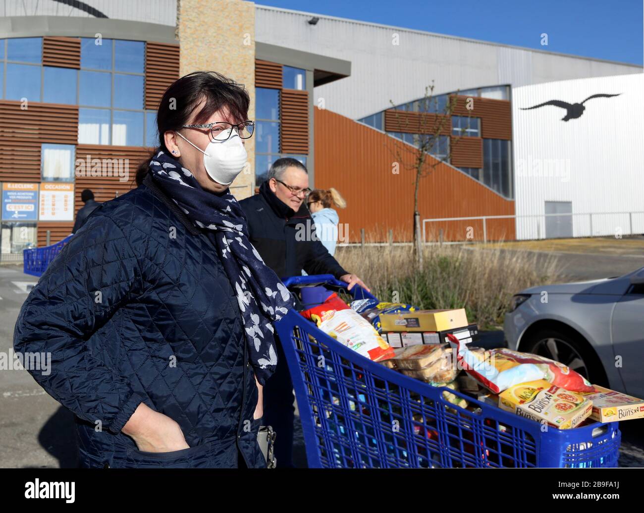 23 marzo 2020. Montreuil sur Mer, Pas de Calais, Francia. Coronavirus - COVID-19 nel Nord della Francia. Una donna che indossa una maschera facciale per proteggere la sua Foto Stock
