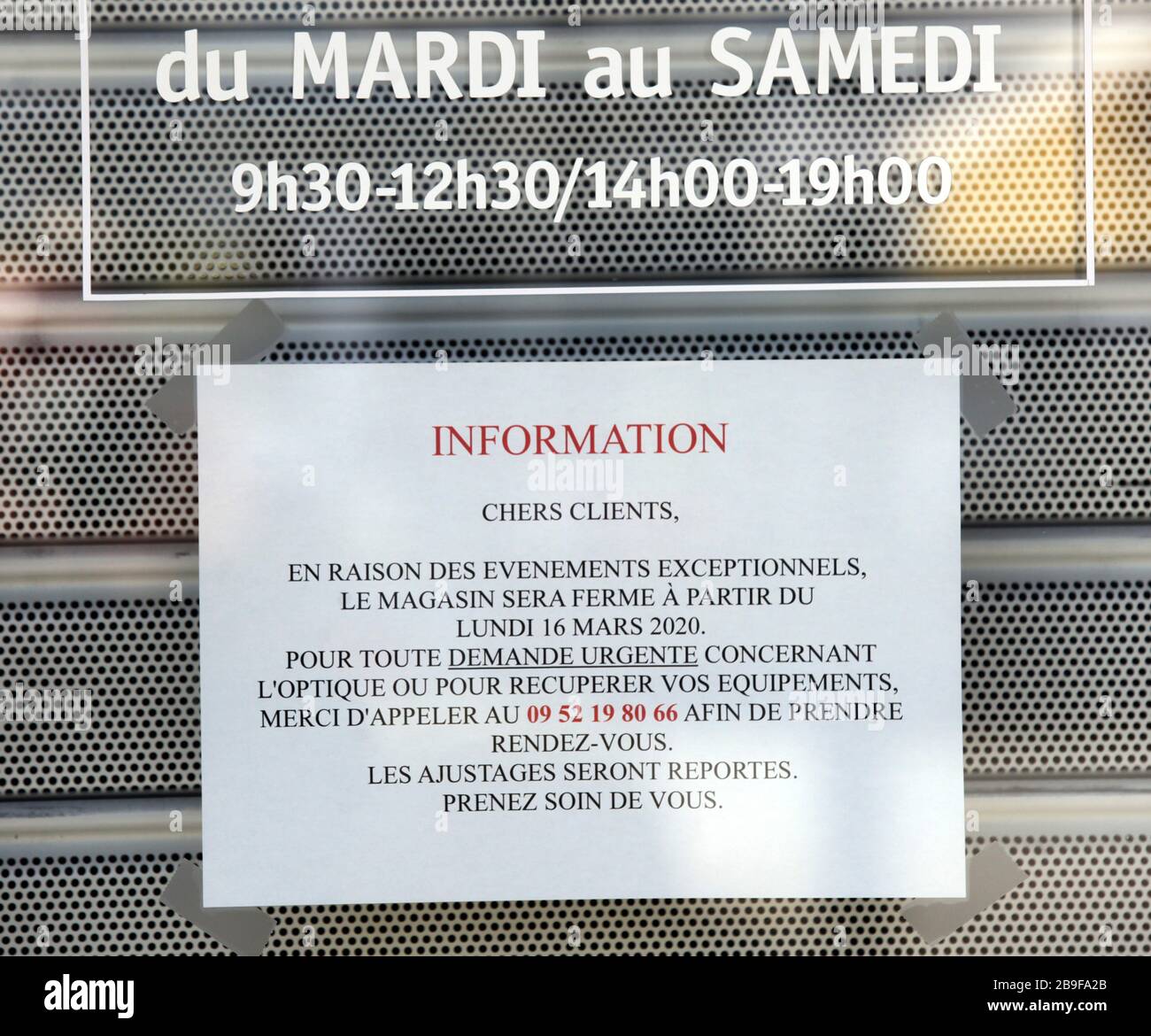23 marzo 2020. Montreuil sur Mer, Pas de Calais, Francia. Coronavirus - COVID-19 nel Nord della Francia. I segnali nelle vetrine del negozio indicano che le aziende sono Foto Stock