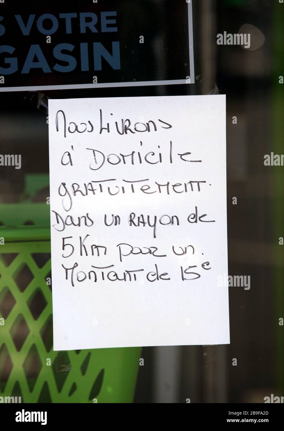 23 marzo 2020. Montreuil sur Mer, Pas de Calais, Francia. Coronavirus - COVID-19 nel Nord della Francia. I segnali nelle vetrine del negozio indicano che le aziende sono Foto Stock