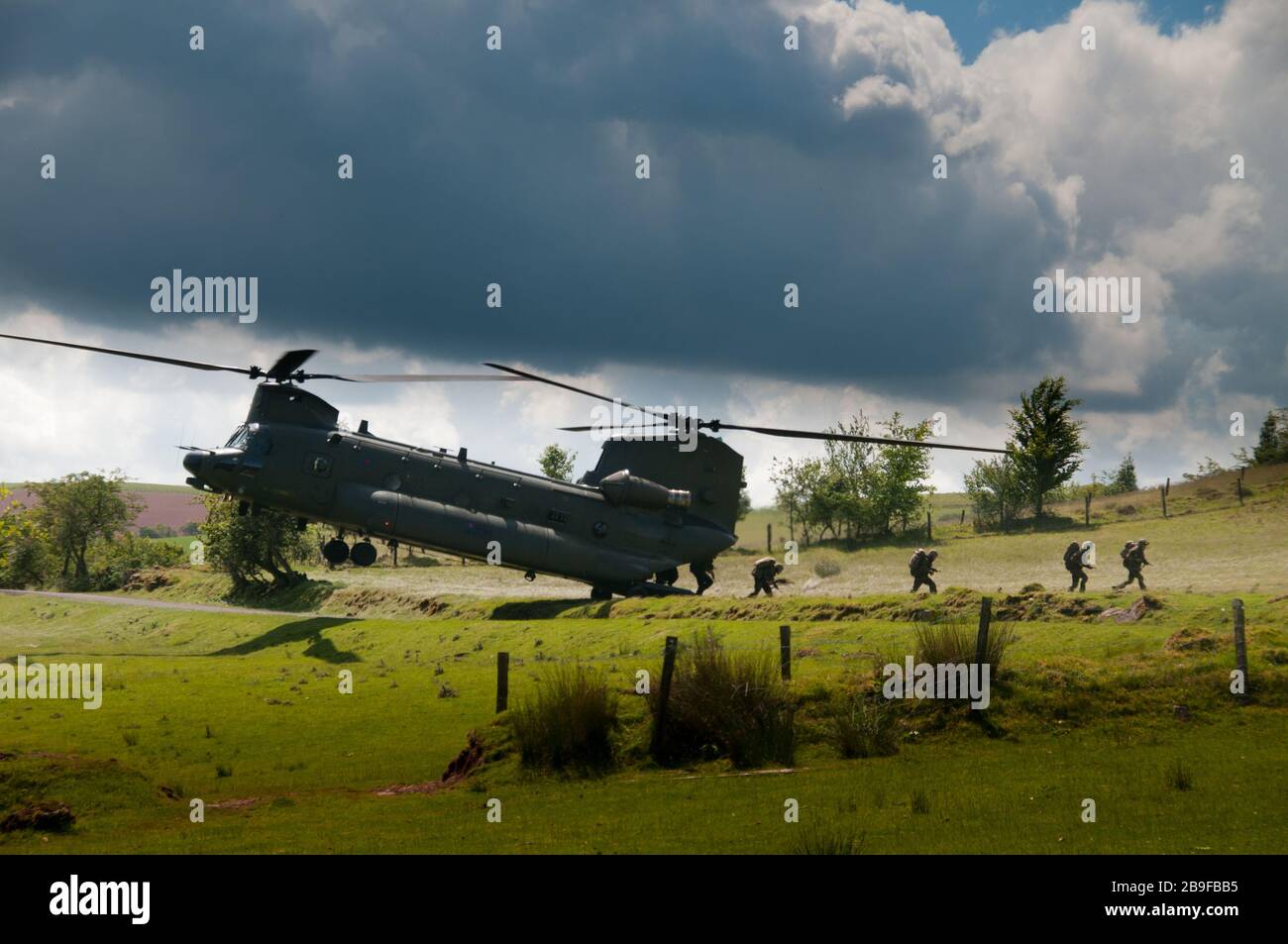 Area di allenamento di Sennybridge un elicottero RAF CH47 Chinook scende dalla fanteria all'area di allenamento Foto Stock