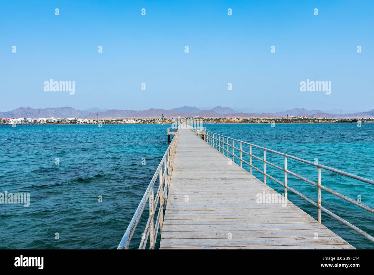 Lungo pontile sul mare rosso in Egitto. Pontile per la discesa in acqua. Foto Stock