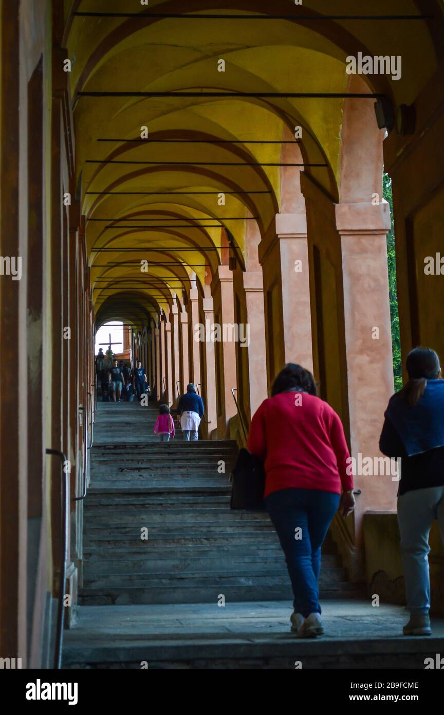 BOLOGNA - 25 APRILE 2017: Vista interna al Portico di San Luca, un monumentale porticato coperto che collega porta Saragozza con San Luca Sanctu Foto Stock