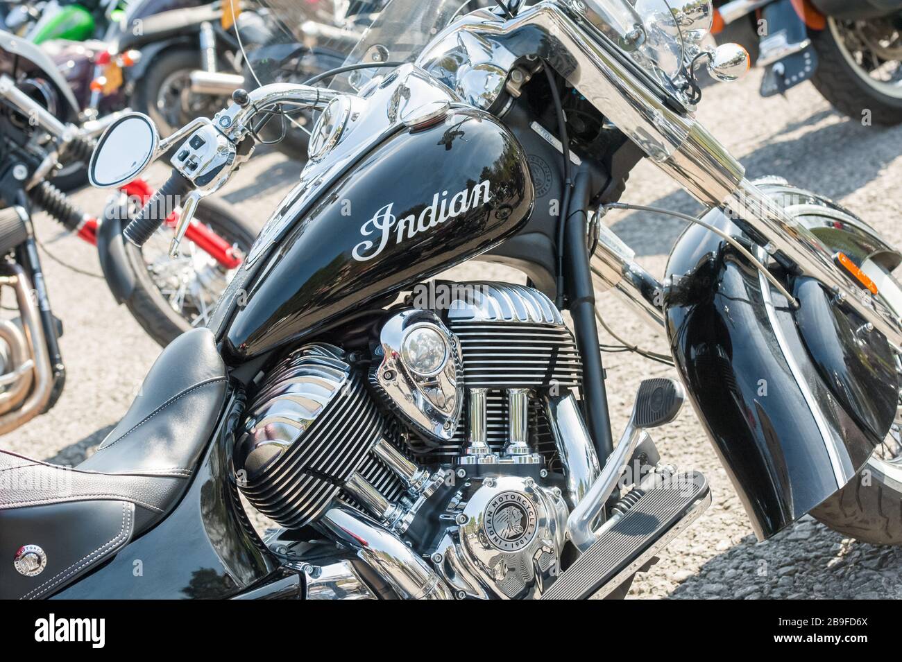 Primo piano di una classica motocicletta indiana restaurata e di altre biciclette a Rushmoor, Regno Unito - 19 aprile 2019 Foto Stock