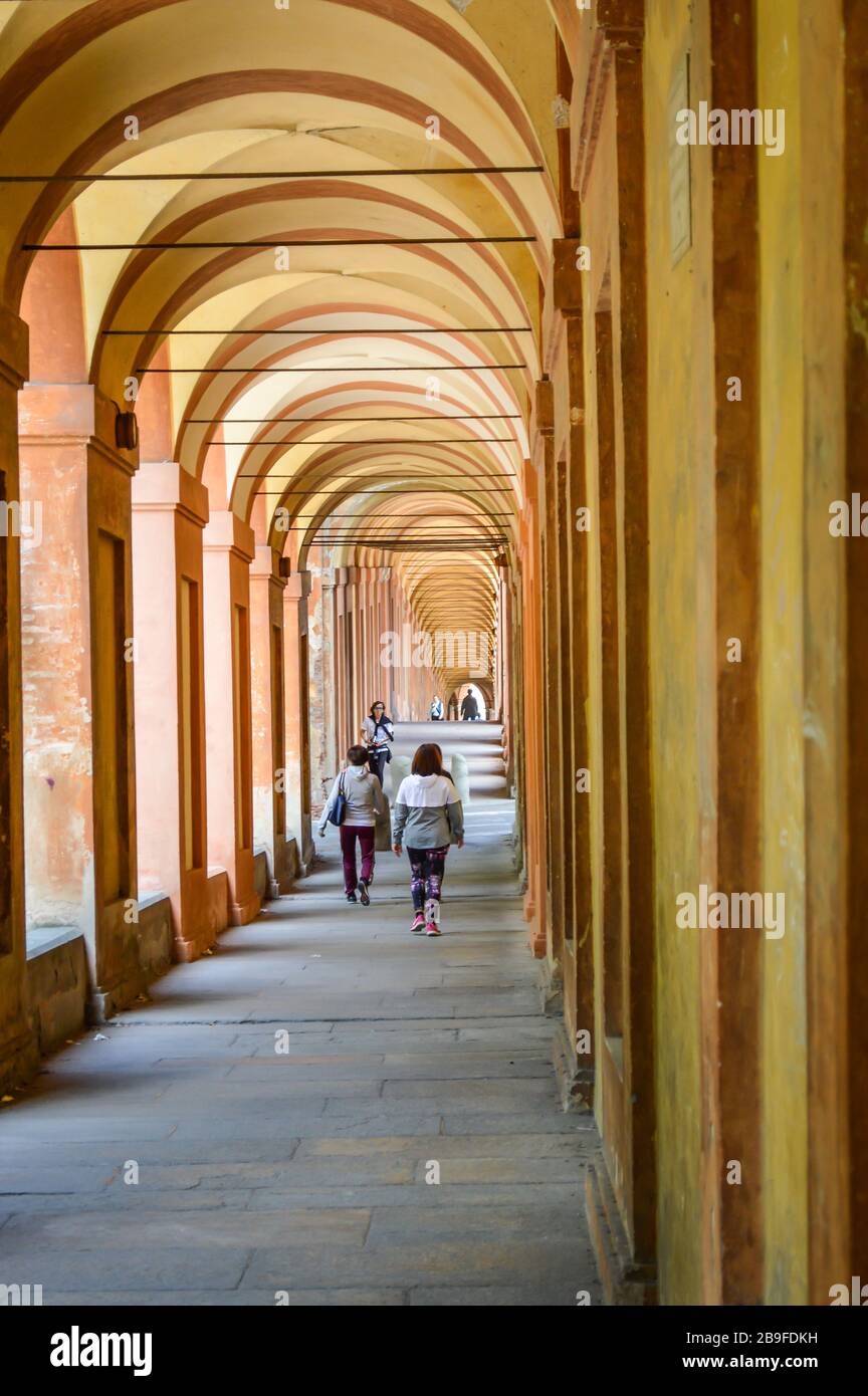 BOLOGNA - 25 APRILE 2017: Vista interna al Portico di San Luca, un monumentale porticato coperto che collega porta Saragozza con San Luca Sanctu Foto Stock