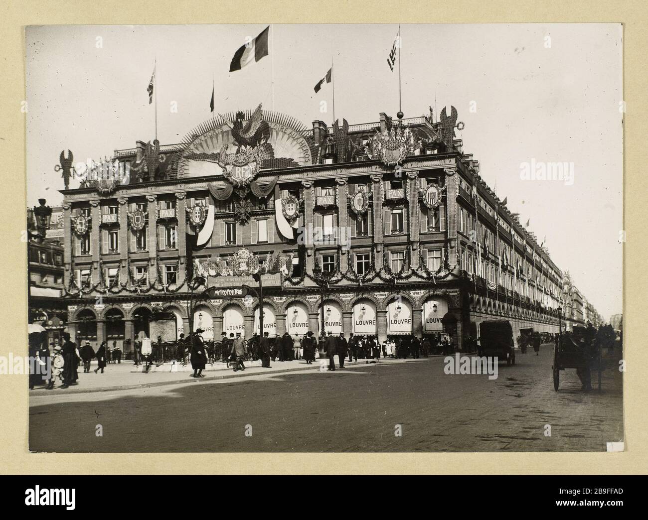 Place du Palais Royal, i grandi magazzini del Louvre decorati (con sistema di illuminazione), 1919 1 ° arrondissement, Parigi. Grande Guerra, prima Guerra Mondiale 1914-1918 Guerre 1914-1918. 'La Place du Palais-Royal, les Grands magasins du Louvre décorés (avec un sistème d'illumination). Parigi (Ier arr.), 1919. Photographie de Charles Lansiaux (1855-1939). Parigi, musée Carnavalet. Foto Stock