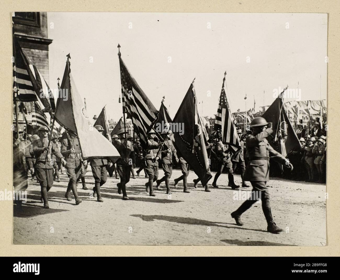 Parata del 14 luglio 1919, soldati scozzesi, Champs Elysees, Arco di Trionfo, 8 ° arrondissement, Parigi. Grande Guerra, prima Guerra Mondiale 1914-1918 Guerre 1914-1918. 'Défilé du 14 juillet 1919, soldats écossais, avenue des Champs-Elysées, Place de l'Etoile. Parigi (VIIIe arr.). Photographie de Charles Lansiaux (1855-1939). Parigi, musée Carnavalet. Foto Stock