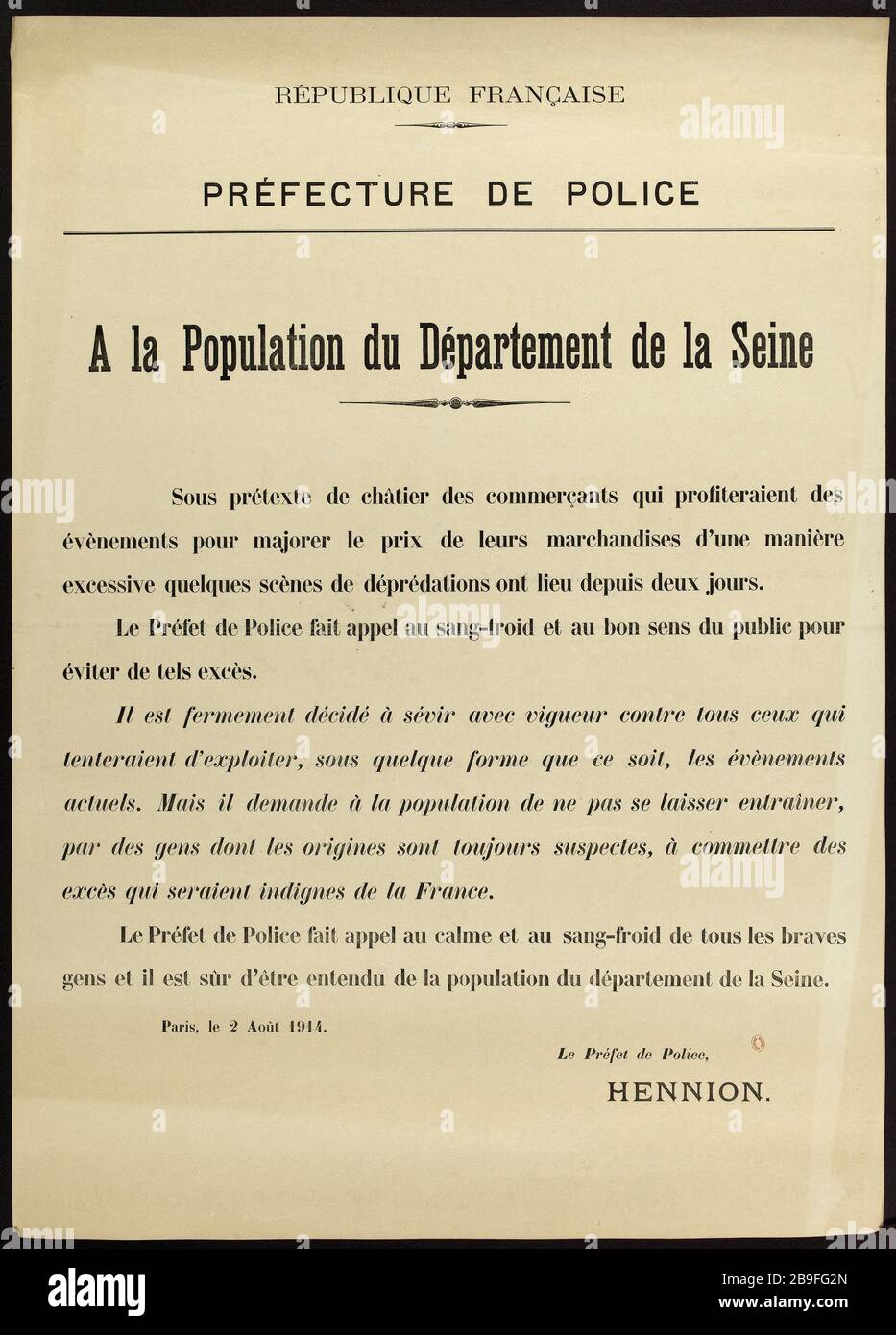 REPUBBLICA FRANCESE, PREFETTURA DI POLIZIA, una popolazione della Senna, il pretesto di punire i commercianti che beneficiano di eventi [sic] per aumentare il prezzo dei loro beni indebitamente poche scene depredazioni tenuto per due giorni . Guerre 1914-1918. Politica affiche. Affiche du 2 août 1914 de la Préfecture de Police appelant au sang-froid et au bon sens, la population du département de la Seine ' Sous prétexte de châtier des commerçants qui profiteraient des évènements [sic] pour majorer le prix de leurs marchandises d'une manière eccessivo quelques scènes de déprédations ont lieu depuis deux jours '. Anonyme. Tipo Foto Stock