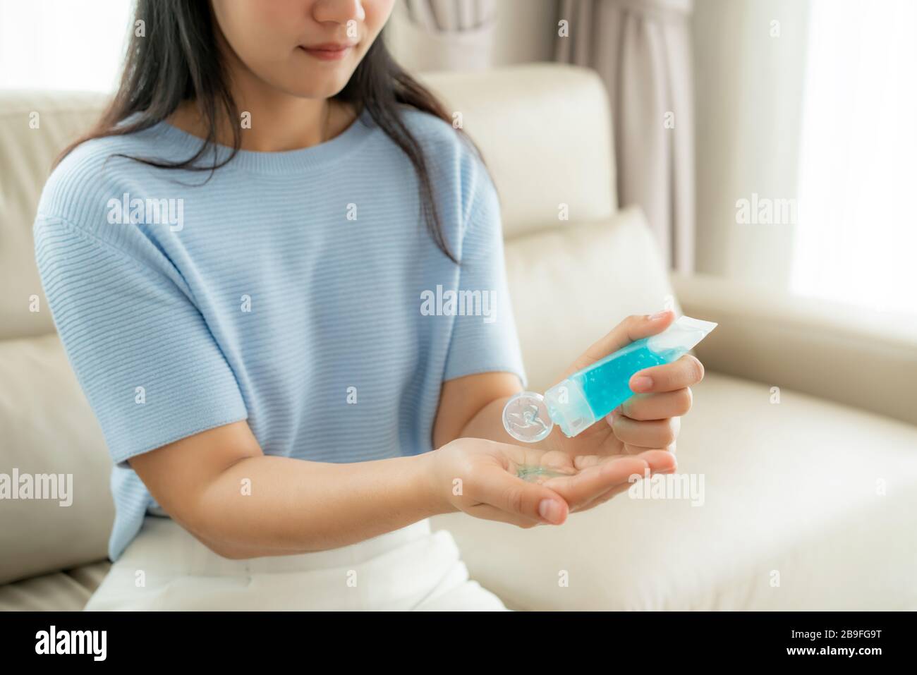 Utero asiatico con gel antisettico imbevuto di alcool, prevenzione, pulizia frequente delle mani, prevenzione delle infezioni, scoppio di Covid-19 lavare le mani con sanitiz per le mani Foto Stock