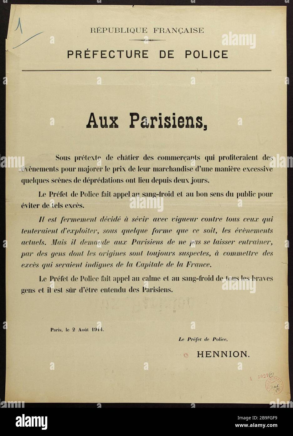 REPUBBLICA FRANCESE, PREFETTURA DI POLIZIA per i parigini, il pretesto per punire i commercianti che beneficiano di eventi [sic] per aumentare il prezzo dei loro beni indebitamente poche scene depredazioni tenuto per due giorni. Guerre 1914-1918. Politica affiche. Informazioni du 2 août 1914 de la Préfecture de Police, aux Parisiens. "Sous prétexte de châtier des commerçants qui profiteraient des évènements pour majorer le prix de leur marchanddise d'une manière extent quelques scènes de déprédations ont lieu depuis deux jours". Anonyme. Typographie. 1914. Parigi, musée Carnavalet. Anonyme. République française, Préfecture de p Foto Stock
