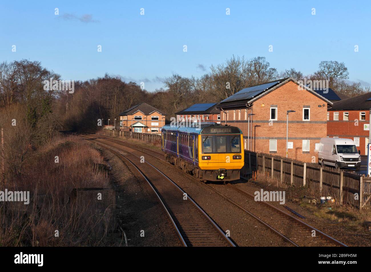 Northern Rail in classe 142, treno di pacer 142043 a Whalley, Lancashire, sulla linea Ribble Valley Foto Stock