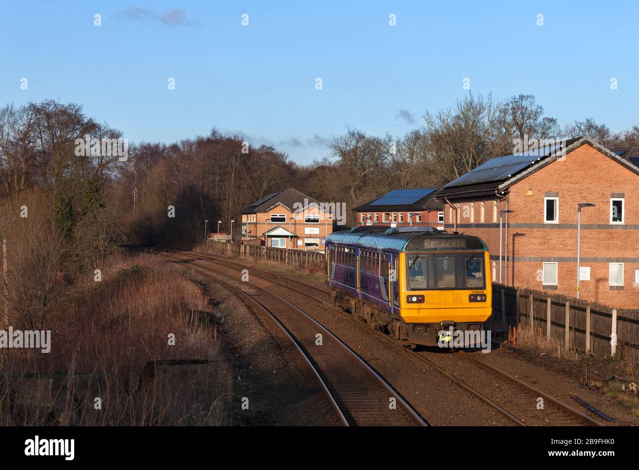Northern Rail in classe 142, treno di pacer 142043 a Whalley, Lancashire, sulla linea Ribble Valley Foto Stock