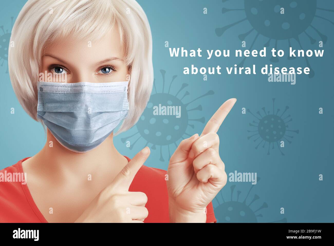 Una donna giovane graziosa in una maschera chirurgica protettiva punta il suo dito alla voce di un articolo sulle malattie virali. Modello guida con spazio di copia. Foto Stock