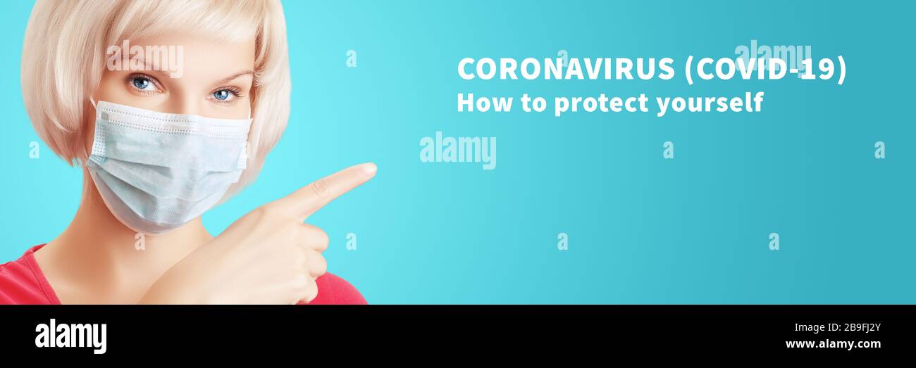 Una giovane ragazza con i capelli biondi in una maschera chirurgica protettiva punta un dito al testo sul coronavirus. Modello banner Web panoramico con copia spac Foto Stock