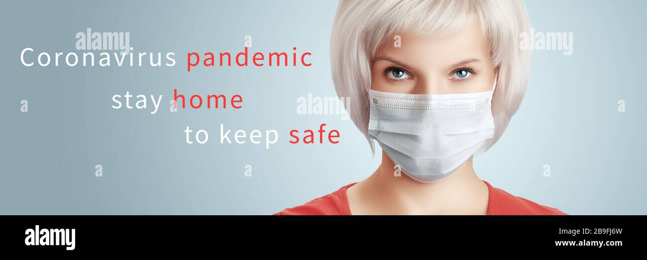 Bella giovane donna in maschera medica protettiva su uno sfondo grigio chiaro con testo di avvertimento e spazio di copia. Banner Web coronavirus Foto Stock