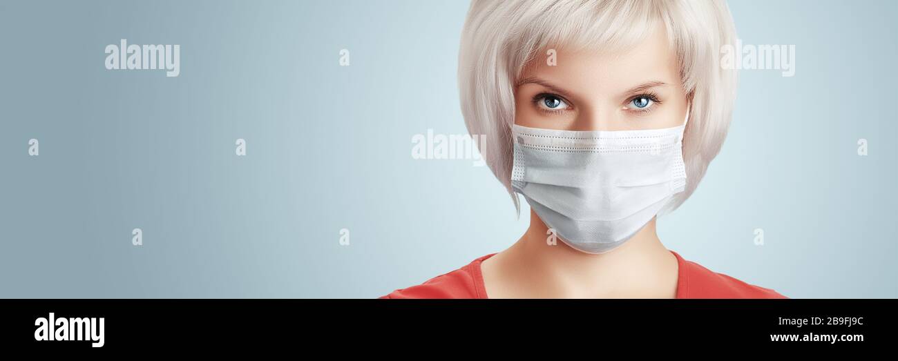 Giovane bella ragazza europea in una maschera medica protettiva. Modello banner Web panoramico con spazio di copia. Foto Stock