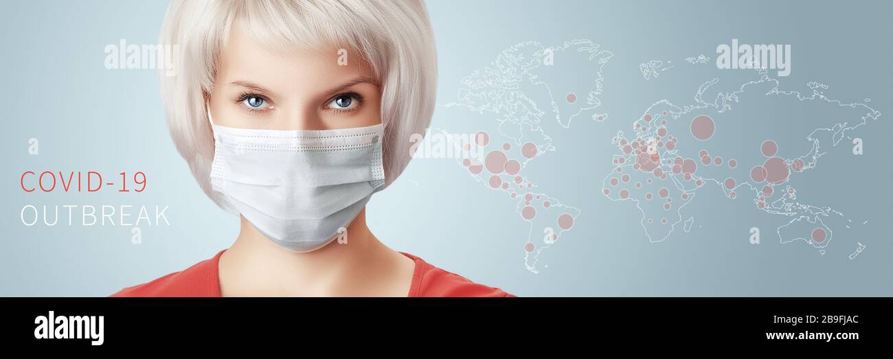 Giovane bella donna in maschera medica protettiva su uno sfondo grigio con il testo Covid-19 focolaio e una mappa delle aree colpite da virus. Foto Stock