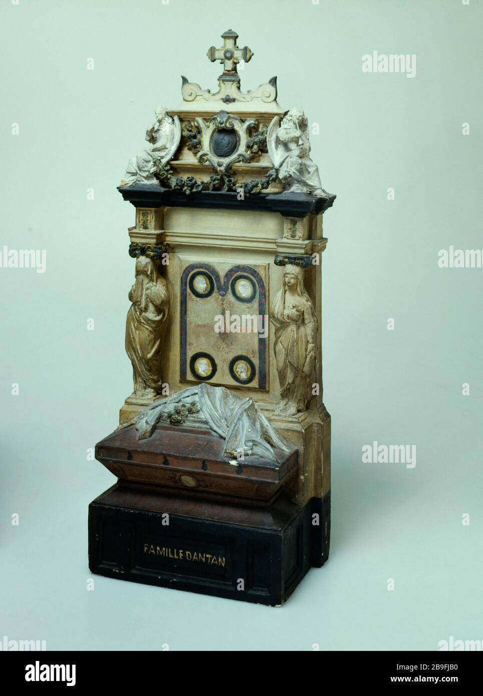 MONUMENTO FUNEBRE FAMIGLIA Dantan (CONTORNO PER IL MONUMENTO AL PADRE LACHAISE) Jean-Pierre Dantan (1800-1869) dit Dantan le Jeune. Monument funéraire de la Famille Dantan (esquisse pour le Monument au Père-Lachaise). Monumento sépulcral. Plâtre policromo, après 1830, Avant 1869. Parigi, musée Carnavalet. Foto Stock