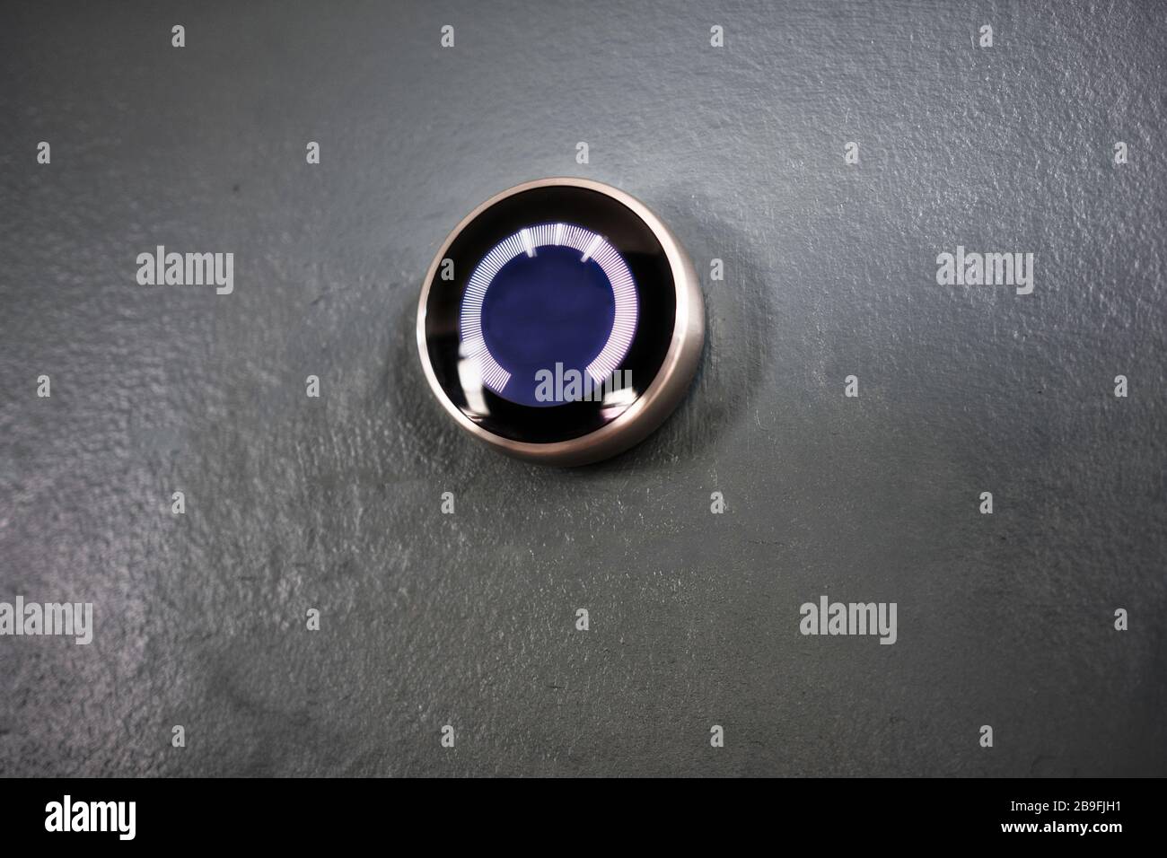 Termostato senza valore centrale. Schermata vuota per l'immissione di qualsiasi valore. Tecnologia domestica intelligente, risparmio energetico ecologico Foto Stock