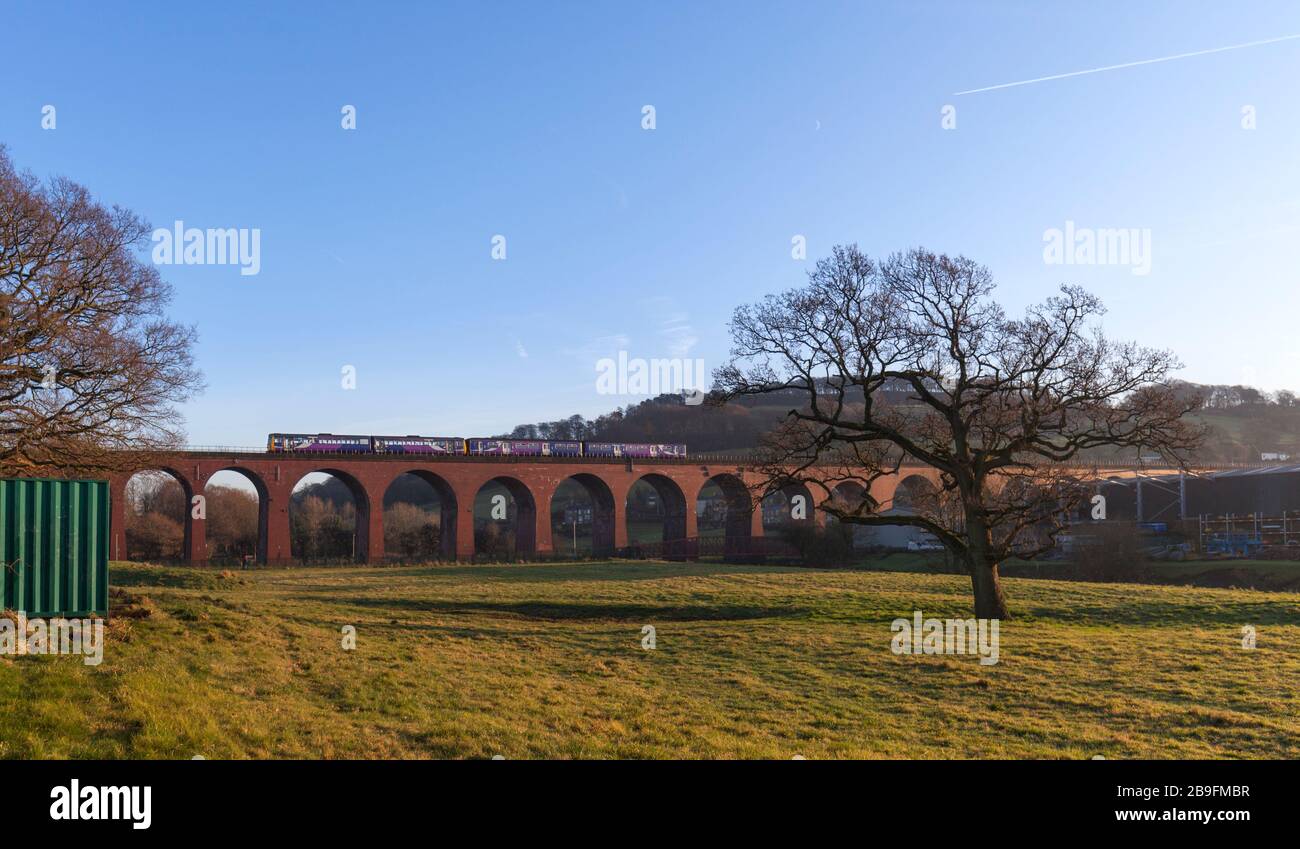 Treno Nord classe 142 treno di pacer 142078 + classe 150 sprinter 150201 attraversamento di mattoni viadotto Whalley, Lancashire sulla linea della valle Ribble Foto Stock