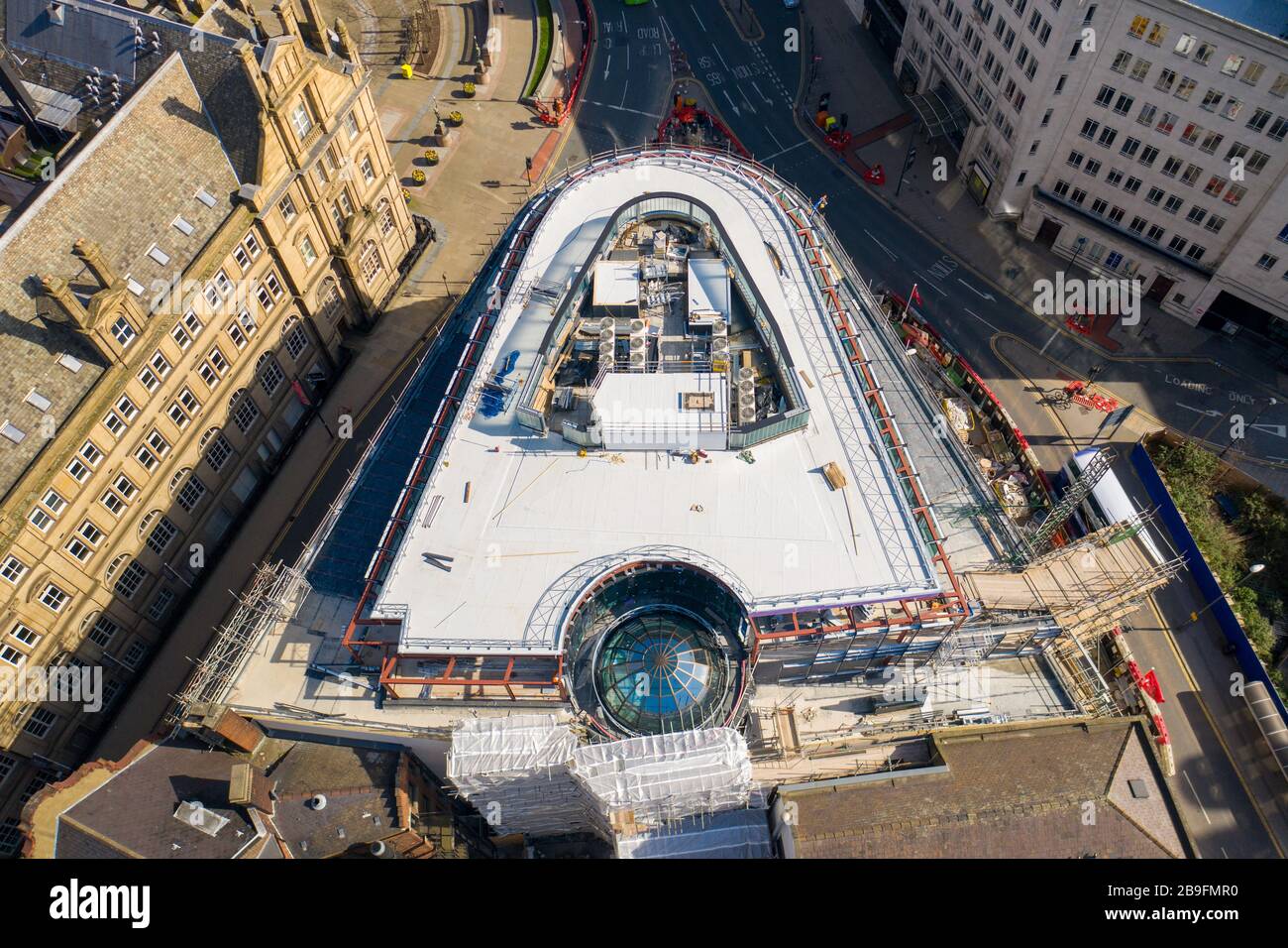 Foto aeree dall'alto in basso di lavori di ristrutturazione in corso sull'edificio Majestic situato nel centro della città di Leeds nello Yorkshire occidentale nel Regno Unito, presto a. Foto Stock