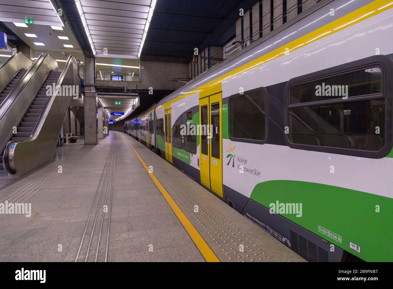 Vuoto abbandonato Warszawa Centralna, in inglese conosciuto come Varsavia Centrale, la stazione ferroviaria principale a Varsavia, Polonia durante la pandemia di coronavirus Foto Stock