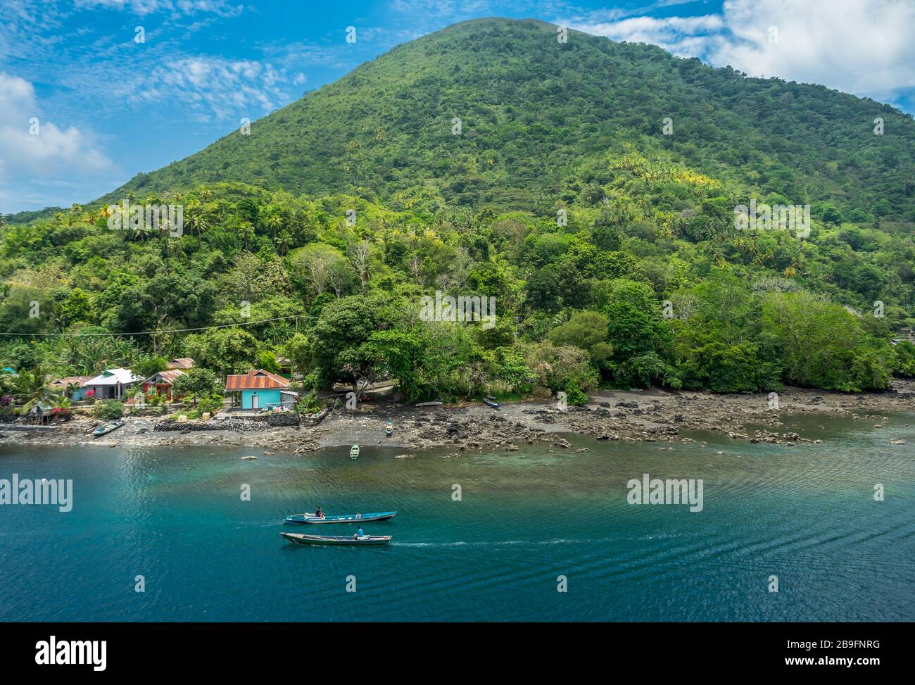 I boatmen locali che passano l'uno attraverso l'altro vicino al vulcano gunung API a banda , Maluku, Indonesia panda mare remoto destinazione orientale. Visto da KM Nggap Foto Stock