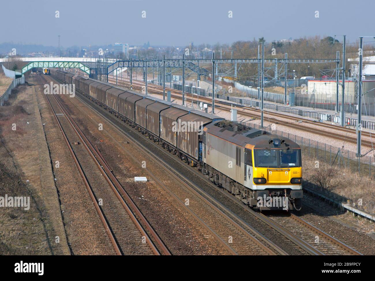 Una locomotiva elettrica di classe 92 numero 92023 che lavora un trasporto di carico di wagonload "Enterprise" del tunnel sotto la Manica a Sevington in Kent. Foto Stock
