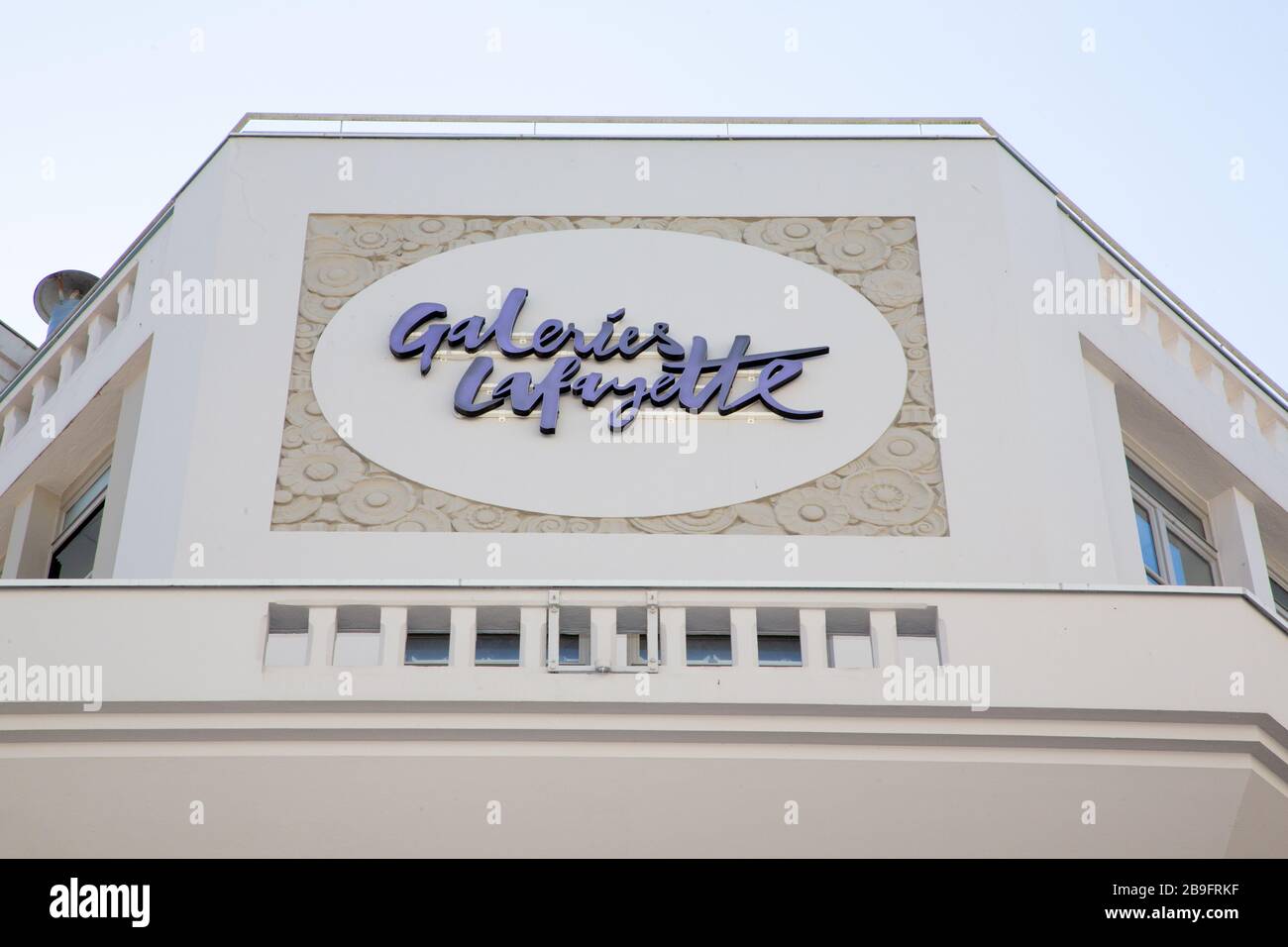 Bordeaux, Aquitaine / Francia - Marzo 22 2019 : le Galeries Lafayette è una catena di grandi magazzini francese di lusso. Il suo negozio principale si trova su Boulevard Foto Stock